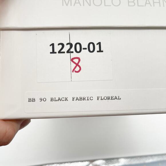 Manolo Blahnik BB 90 Black Floral Embroidered Fabric Pointed Toe Pumps IT 38 - Picture 11 of 11